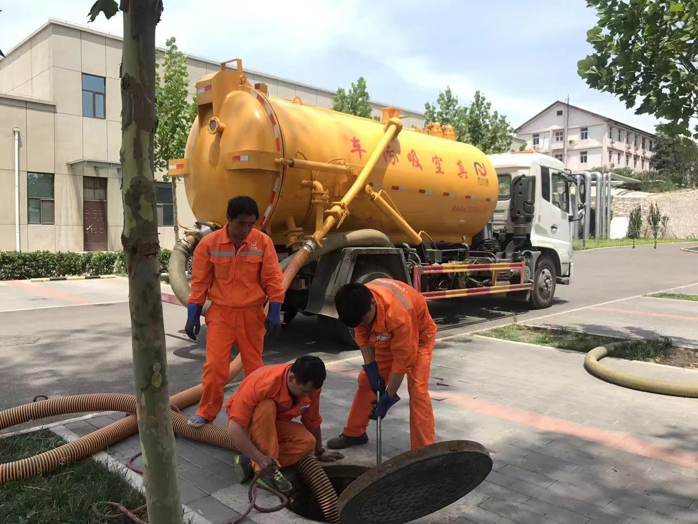 田家庵管道疏通车停在窨井附近